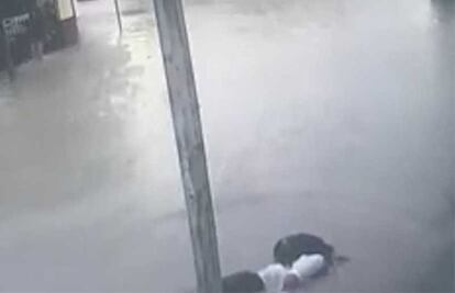 Por inundación, tres adolescentes se electrocutan con poste de luz