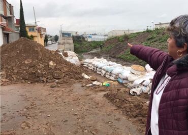 Más de 300 familias temen por desbordamiento de río en Atizapán