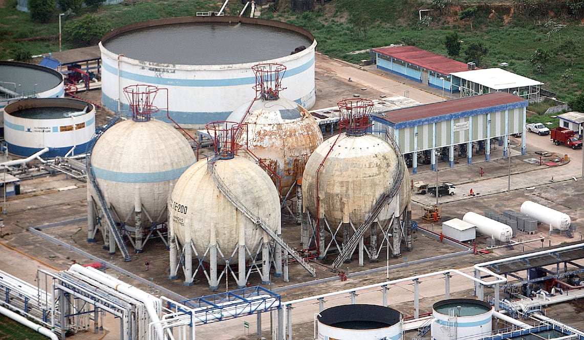 A pesar de los recortes de personal en Petróleos Mexicanos, las petroquímicas Cangrejeros, Morelos y Pajaritos, que se ubican en Coatzacoalcos, operan con normalidad (PATRICIA MORALES. EL UNIVERSAL)