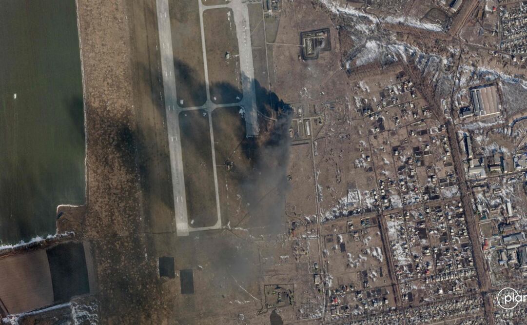 Explosión en la base aérea de Chuhuiv en las afueras de Kharkiv, Ucrania, el 24 de febrero de 2022.  Foto: AFP