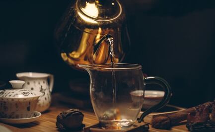 ¿Por qué tomar agua caliente después de cenar o comer?