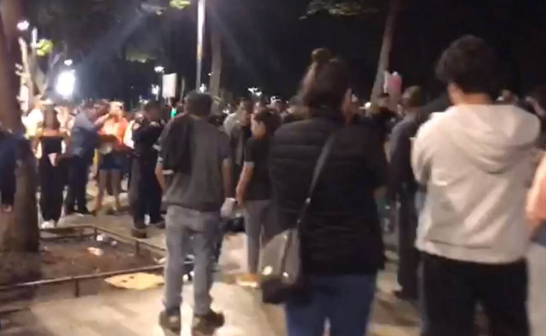 Las primeras versiones policiacas detallan que la pelea inicio al exterior de la estación Bellas Artes, en la cual el supuesto responsable intentó escapar ingresando a las instalaciones. Foto: Francisco Rodríguez. EL UNIVERSAL