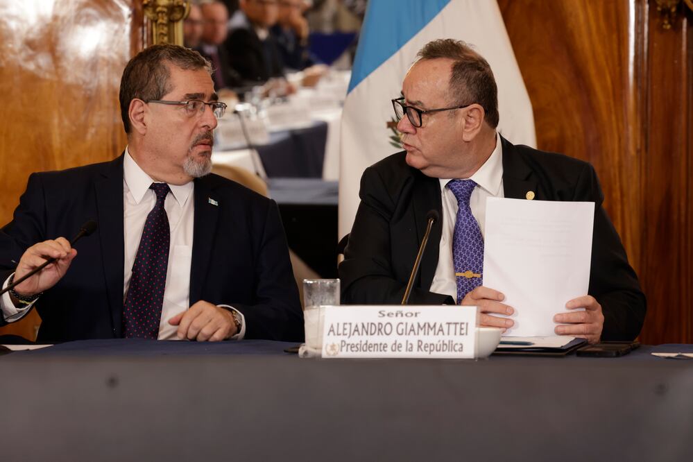 Primera reunión de transición de mando presidencial entre el Gobierno de Alejandro Giammattei  y su sucesor, Bernardo Arévalo de León,  en Ciudad de Guatemala. Foto: EFE