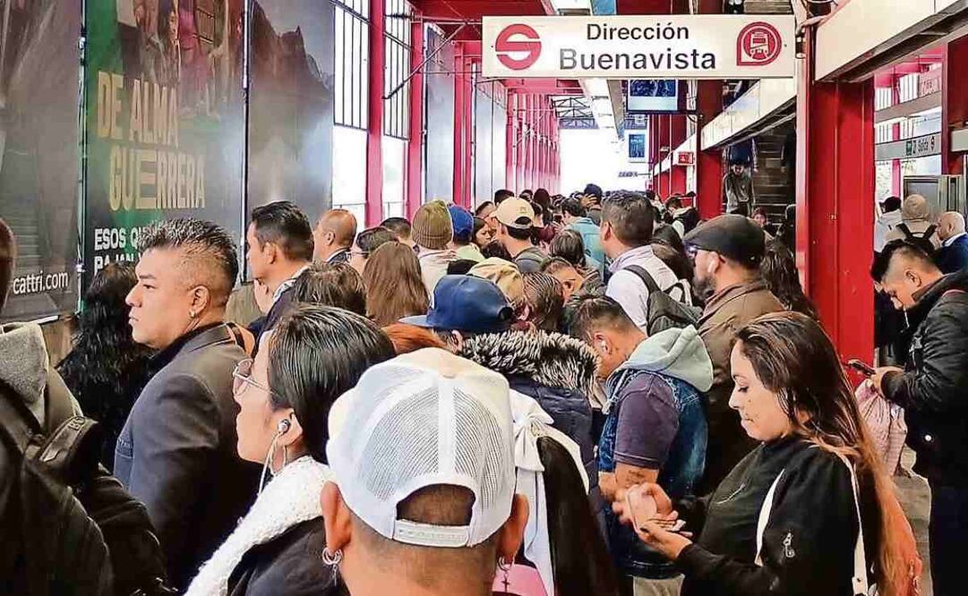 Desde las 6:00 horas, las estaciones entre Cuautitlán y Tlalnepantla registraron aglomeraciones de pasajeros. Foto: Especial