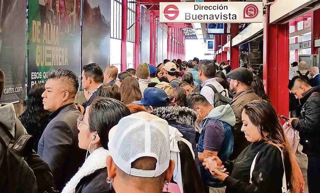 Desde las 6:00 horas, las estaciones entre Cuautitlán y Tlalnepantla registraron aglomeraciones de pasajeros. Foto: Especial