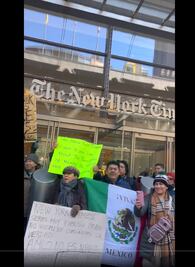 Simpatizantes de AMLO protestan frente a la sede del New York Times en Nueva York
