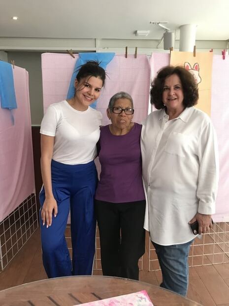 Mujeres pintan con su cuerpo contra el cáncer