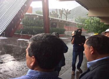 Colapsa techo de secundaria por granizada en Saltillo