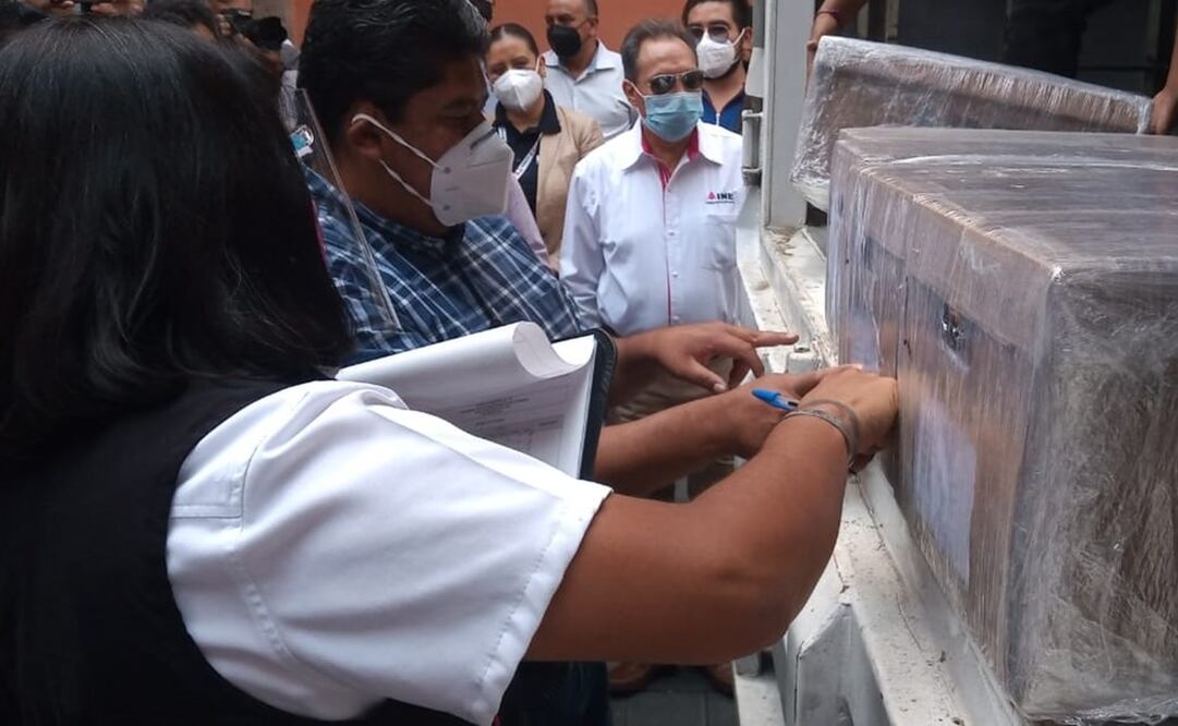 Este miércoles, la Junta Local del INE recibió la Lista Nominal de Electores con fotografía definitiva que contiene los nombres y los datos personales de los ciudadanos con derecho a votar el 6 de junio. Foto: Twitter @ITETLAX