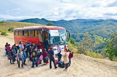 Pagan a jornaleros un peso por bote de tomates