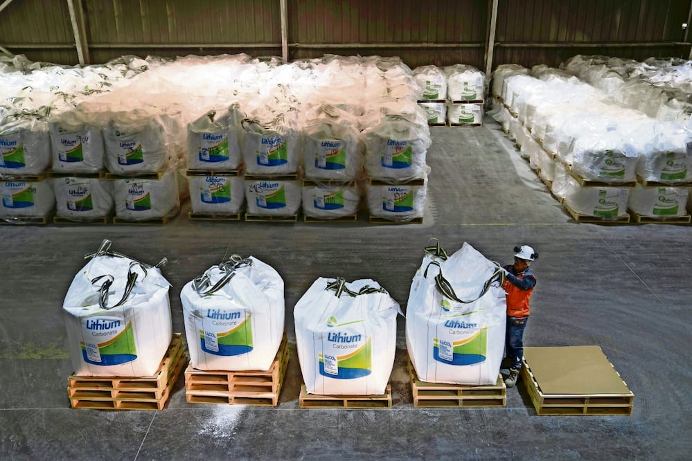 El litio se encuentra como polvo y se calcula que para fabricar la batería de un auto eléctrico se necesitan ocho kilos del elemento. Foto: Archivo El Universal