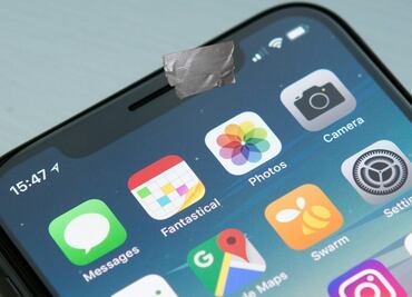 Por qué deberías ponerle una cinta a la cámara de tu celular