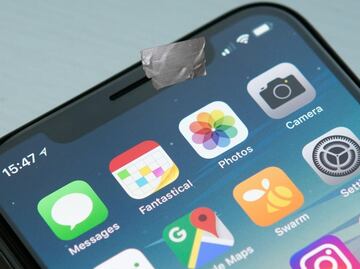 Por qué deberías ponerle una cinta a la cámara de tu celular