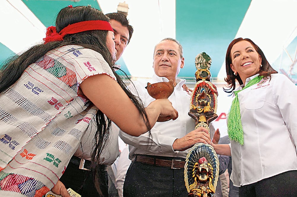 La fórmula que aspira dirigir al tricolor, integrada por Manlio Fabio Beltrones y Carolina Monroy, fue recibida con aplausos por cenecistas (LUCÍA GODÍNEZ. EL UNIVERSAL)