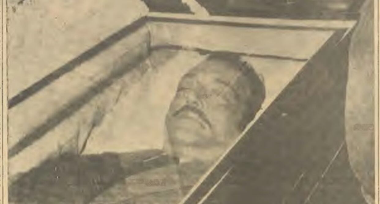 El cuerpo del gran actor Jorge Negrete reposa en un ataud. Foto: Hemeroteca El Universal