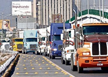 Ante miles de migrantes en vías del tren, transportistas de carga se preparan para moverse por carretera