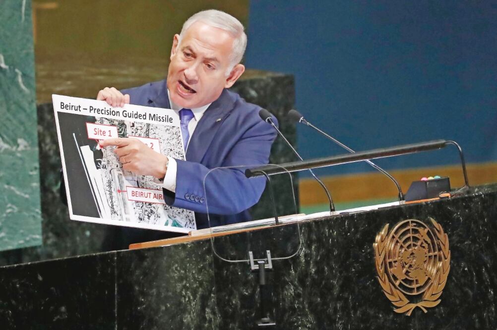 Benjamin Netanyahu, durante su discurso de ayer ante la Asamblea General de Naciones Unidas (ONU), en Nueva York. El primer ministro de Israel dijo que su país hará “lo que sea necesario” para defenderse de “la agresión” iraní. (JASON SZENES. EFE)
