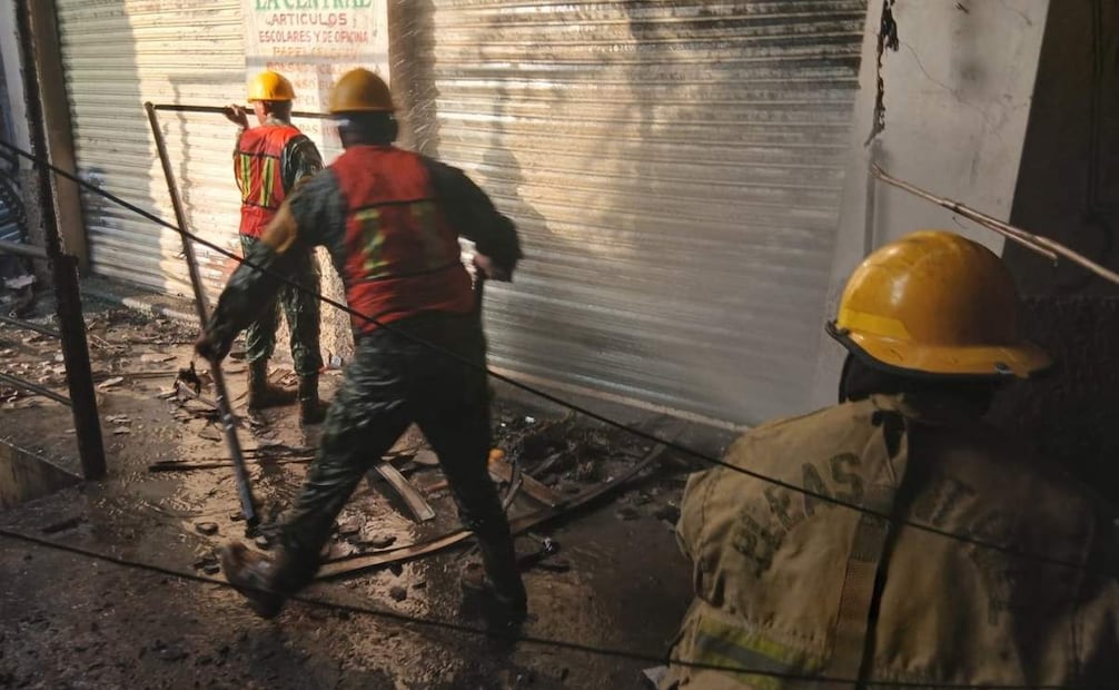 Según las autoridades, el incendio consumió 75 locales de zapatos y 15 de flores. 15/09/2026. | Foto: Especial.