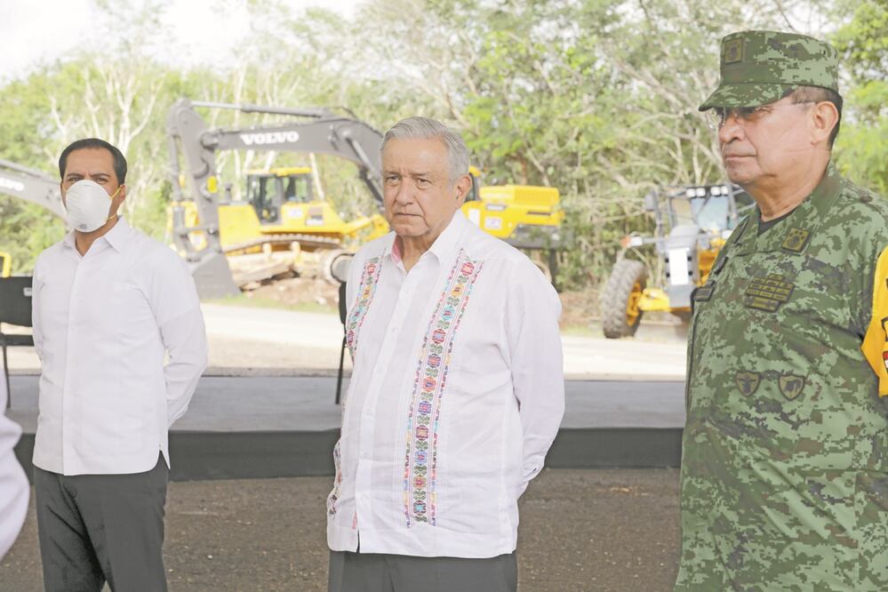 En su gira para supervisar los trabajos del Tren Maya en Tinum, Yucatán, López Obrador reconoció a la Sedena por su apoyo en las obras. Foto: PRESIDENCIA
