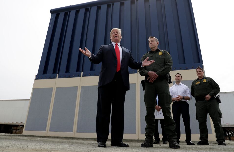 El expresidente Donald Trump, durante su administración en su visita a San Diego para inspeccionar los prototipos de su muro fronterizo. Foto: AP