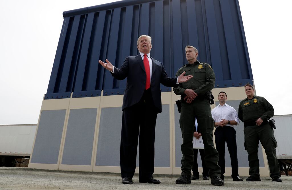 El presidente de EU, Donald Trump, durante su visita a San Diego para inspeccionar los prototipos de su muro fronterizo (Foto: AP)