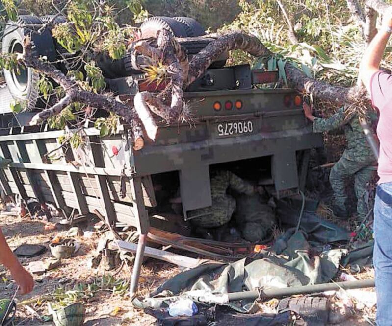 Hasta el lugar del accidente llegaron elementos de la Sedena, bomberos de Oaxaca y miembros de la Cruz Roja. Las tareas de rescate se extendieron hasta después de las 19:00 horas. ESPECIAL