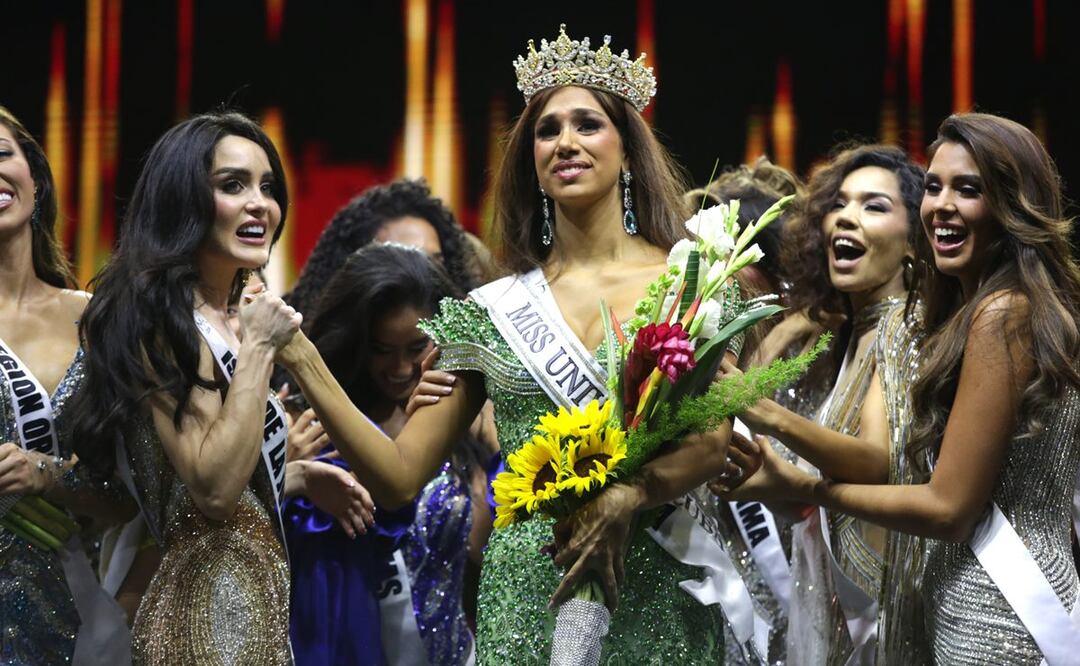 La Miss Universe Cuba 2025, Lina Luaces, reacciona junto a sus compañeras tras su coronación este martes, en el Milander Park de Hialeah (Estados Unidos). Luaces, sobrina de Emilio y Gloria Estefan e hija de la conductora de televisión Lily Estefan, fue escogida en Miami como la nueva Miss Universe Cuba 2025 para representar a la isla en el certamen Miss Universo que tendrá lugar el próximo 21 de noviembre en Tailandia. EFE/ Marlon Pacheco.