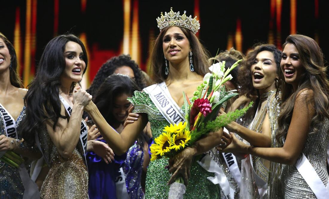 La Miss Universe Cuba 2025, Lina Luaces, reacciona junto a sus compañeras tras su coronación este martes, en el Milander Park de Hialeah (Estados Unidos). Luaces, sobrina de Emilio y Gloria Estefan e hija de la conductora de televisión Lily Estefan, fue escogida en Miami como la nueva Miss Universe Cuba 2025 para representar a la isla en el certamen Miss Universo que tendrá lugar el próximo 21 de noviembre en Tailandia. EFE/ Marlon Pacheco.