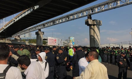 Se mantiene bloqueo de policías federales en el AICM tras grescas