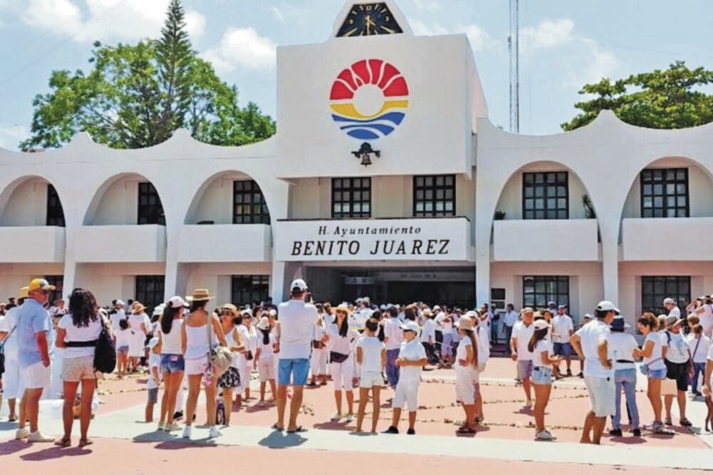 Vestidos de blanco, habitantes de Cancún se congregaron frente al Palacio Municipal, donde propusieron el uso de silbatos y alarmas ante los ataques de la delincuencia en la entidad / ADRIANA VARILLAS. EL UNIVERSAL