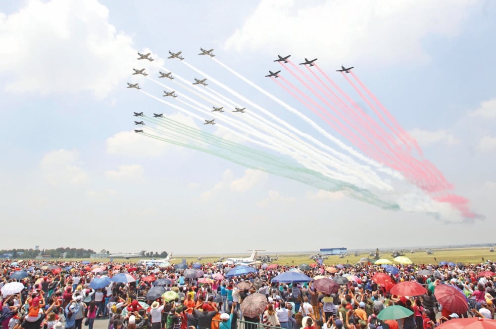Familias enteras disfrutaron de las maniobras realizadas en 60 aviones y 23 helicópteros, y en las que participaron 600 elementos de la Fuerza Aérea (MARIO GUZMÁN. EFE)