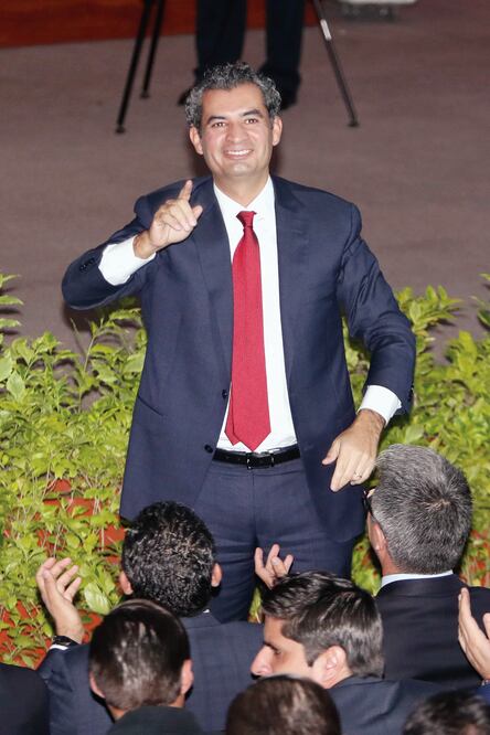 El presidente del PRI, Enrique Ochoa, se reunió en privado con los integrantes del sector popular tricolor que encabeza la senadora Cristina Díaz Salazar (ARCHIVO. EL UNIVERSAL)