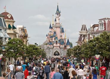 Disneyland se disculpa por prohibir a un niño ser "Princesa por un día"