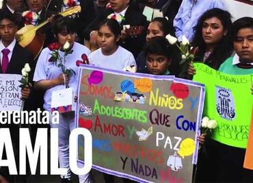 Niños llevan flores y serenata a AMLO