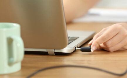 ¿Dejar conectada la laptop es malo para la batería?