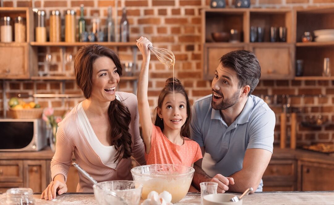 En estos días de cuarentena y encierro, enseñar a los chicos a cocinar es una gran idea./Fotos: Istockphoto