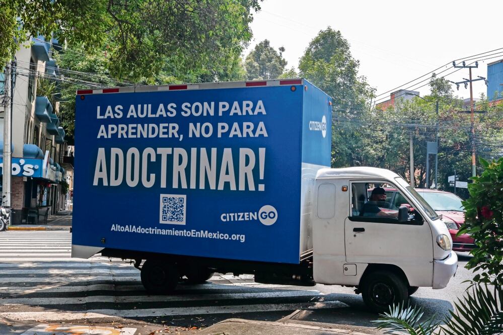 Con el mensaje: “Las aulas son para aprender, no para adoctrinar”, la unidad móvil recorrerá la CDMX, especialmente los alrededores del Zócalo. Foto: Gabriel Pano / EL UNIVERSAL