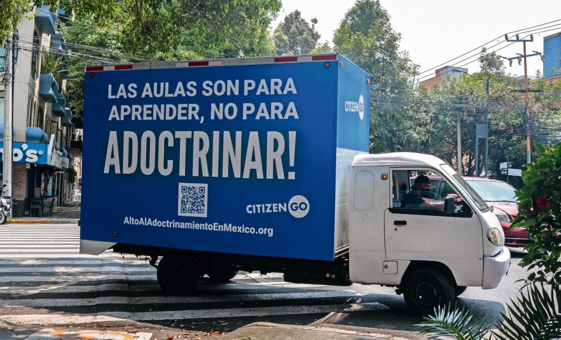 Con el mensaje: “Las aulas son para aprender, no para adoctrinar”, la unidad móvil recorrerá la CDMX, especialmente los alrededores del Zócalo. Foto: Gabriel Pano / EL UNIVERSAL