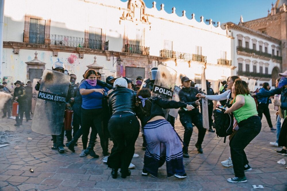 La mayoría de los principios que mandata la Ley del Uso de la Fuerza fueron incumplidos por los policías. Foto: Diana Valdez / EL UNIVERSAL