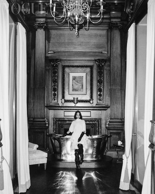 Top, falda, guantes y botas construyen un total look que confirma el dominio de Alaïa en el arte del ajuste perfecto y la silueta depurada. Foto: Vogue mexico y Latinoamérica (Dan Martensen)