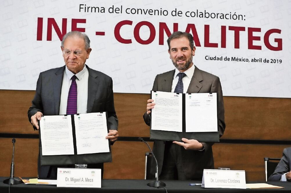 Lorenzo Córdova (der.) firmó un convenio con la Conaliteg para que el papel de boletas electorales sea utilizado para libros de texto gratuitos (CUARTOSCURO)