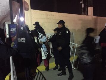 Ingresan fieles a predio para misa del Papa en Ecatepec