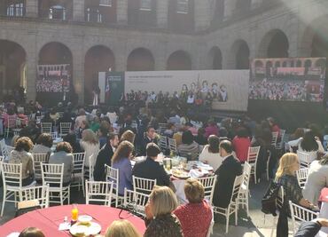 Habrá consulta en temas polémicos, dice AMLO en el Día Internacional de la Mujer