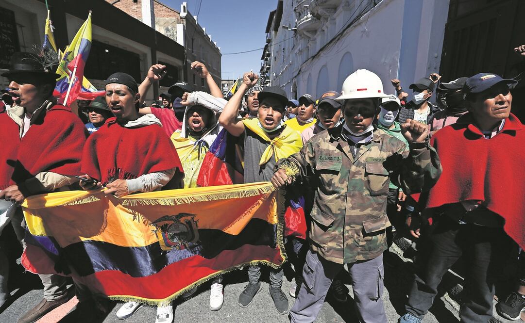 Indígenas protestan en las calles de Quito. Las manifestaciones llevan más de dos semanas por el alto costo de vida.