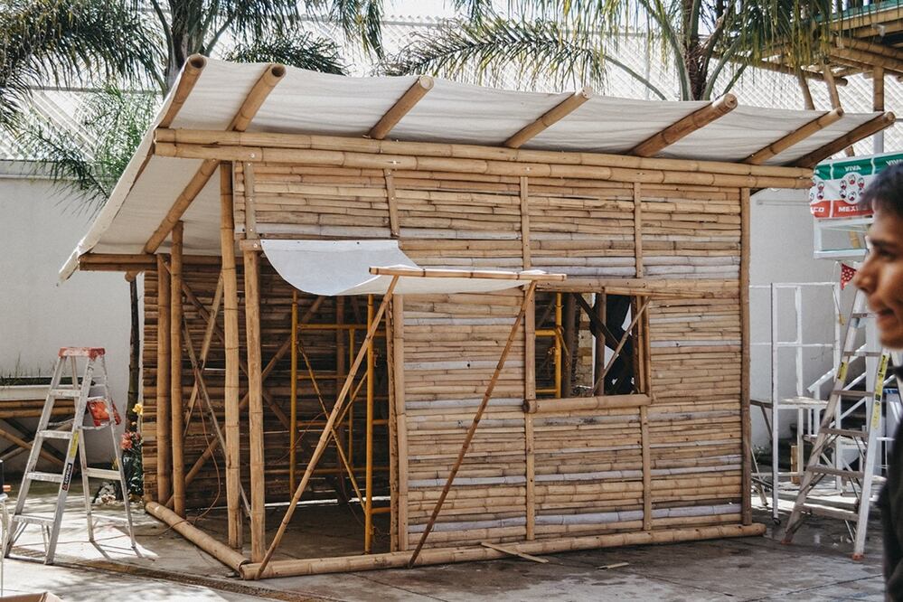 (Las construcciones son espacios habitables temporales, cómodos y frescos. Foto: Notimex)