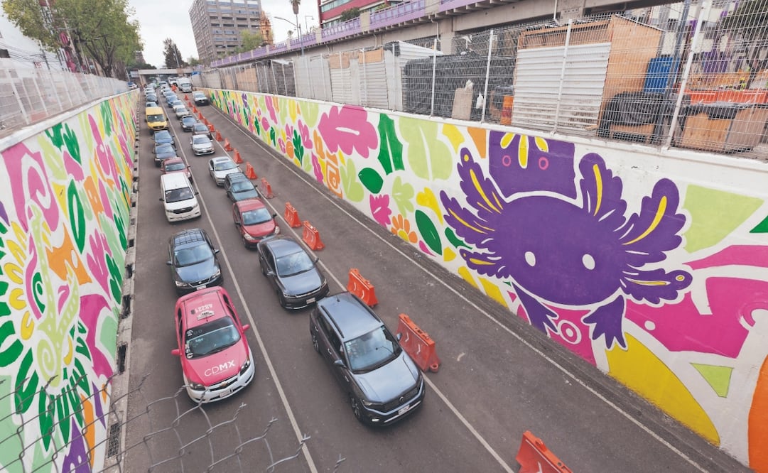  Trabajadores realizan labores de pintura y adecuaciones urbanas sobre Calzada de Tlalpan como parte de la intervención conocida como “ajolotización”, donde predominan los colores morados en distintos espacios de la vialidad. Foto: Osmar Alvarado | El Universal / Gráfico.