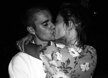 Justin Bieber sorprende a Hailey Baldwin con serenata en hotel