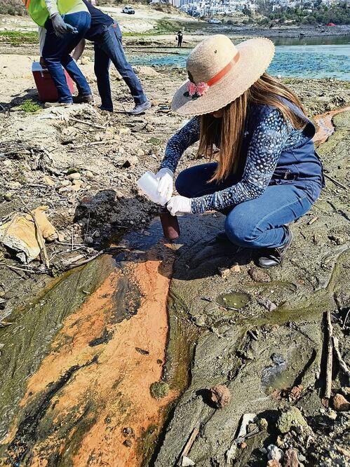 Autoridades de Atizapán de Zaragoza recolectaron muestras de los sedimentos en la Presa Madín, para analizar su toxicidad. Foto Especial