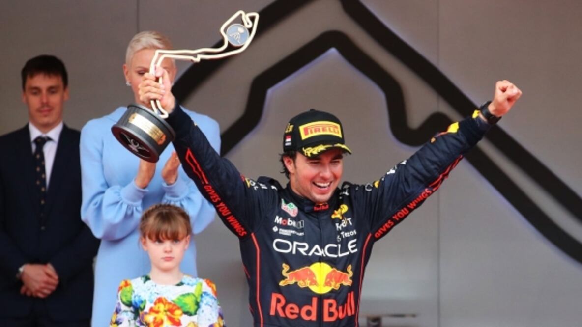 Checo Pérez festeja un podio con Red Bull