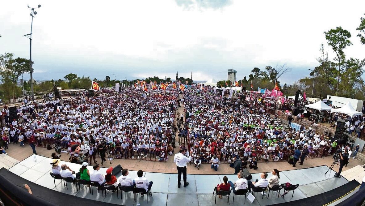 Alejandro Armenta cerró su campaña en la Plaza de la Victoria acompañado por la candidata presidencial Claudia Sheinbaum, quien, dijo, hará historia al ser la primera mujer que gobierne el país. Afirmó que en Puebla se consolidará la Cuarta Transformación. Foto Especial